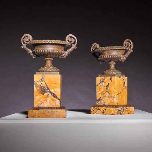 A PAIR OF EARLY 19TH CENTURY FRENCH BRONZE AND MARBLE TAZZAS OF PARTICULARLY HIGH QUALITY AND LARGE SIZE - ADDITIONAL PHOTO 3