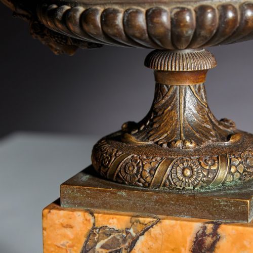 A PAIR OF EARLY 19TH CENTURY FRENCH BRONZE AND MARBLE TAZZAS OF PARTICULARLY HIGH QUALITY AND LARGE SIZE - ADDITIONAL PHOTO 5