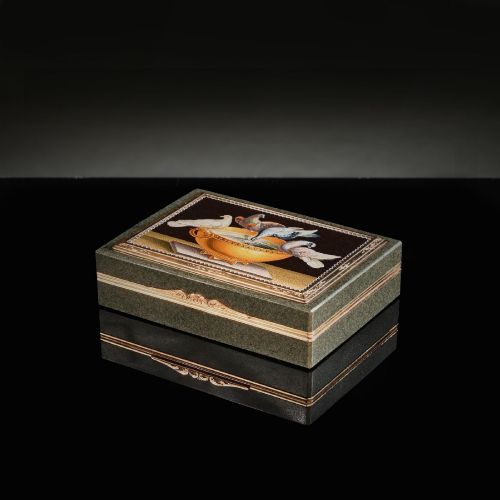 fig 1. A rectangular green jasper snuff box featuring a detailed micromosaic plaque inset on the lid framed by a chase-carved gold border depicting four doves perched on a golden bowl against a dark background.