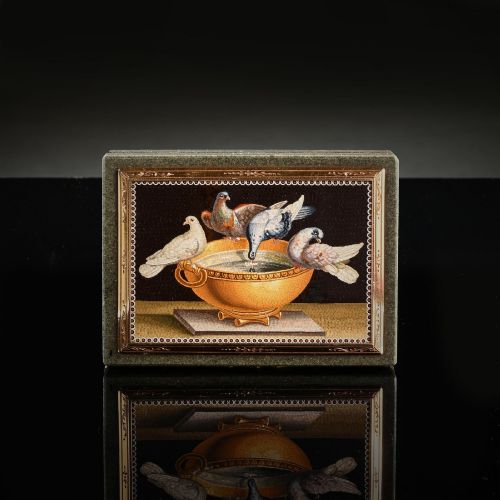 fig 2. A rectangular green jasper snuff box featuring a detailed micromosaic plaque inset on the lid framed by a chase-carved gold border depicting four doves perched on a golden bowl against a dark background.