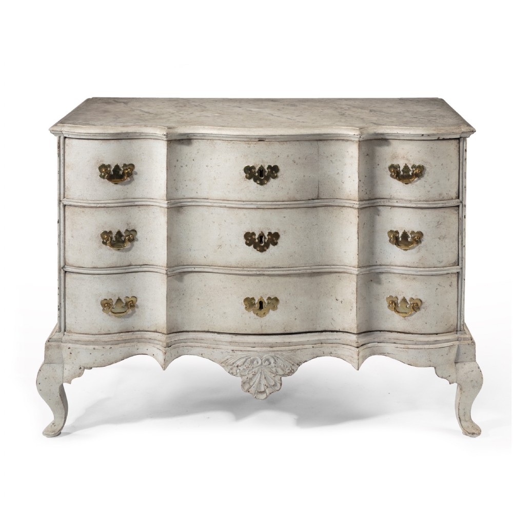 Mid 18th Century Baroque Serpentine Chest of Drawers View VII