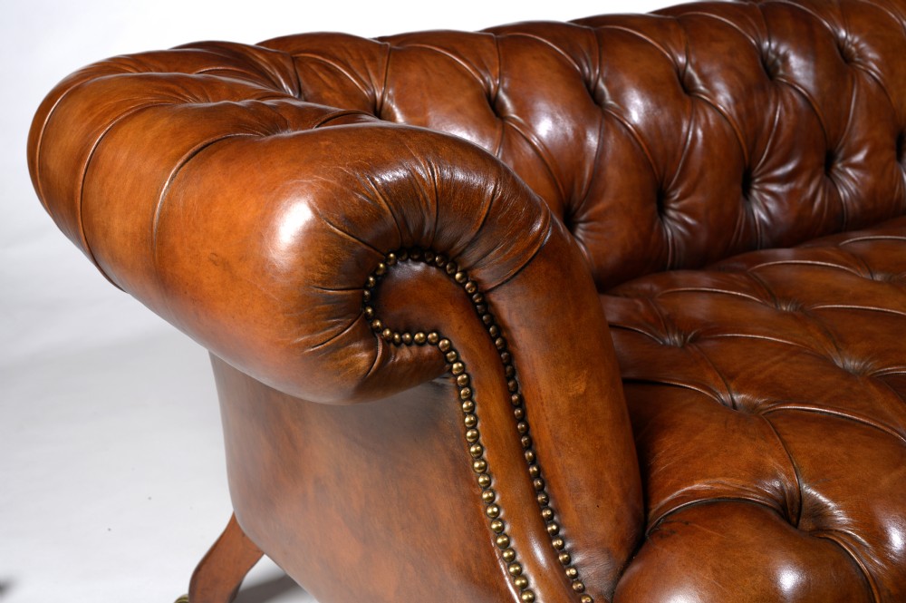 Fine 19th Century Johnstone & Jeanes Walnut Leather Upholstered Chesterfield  View VII