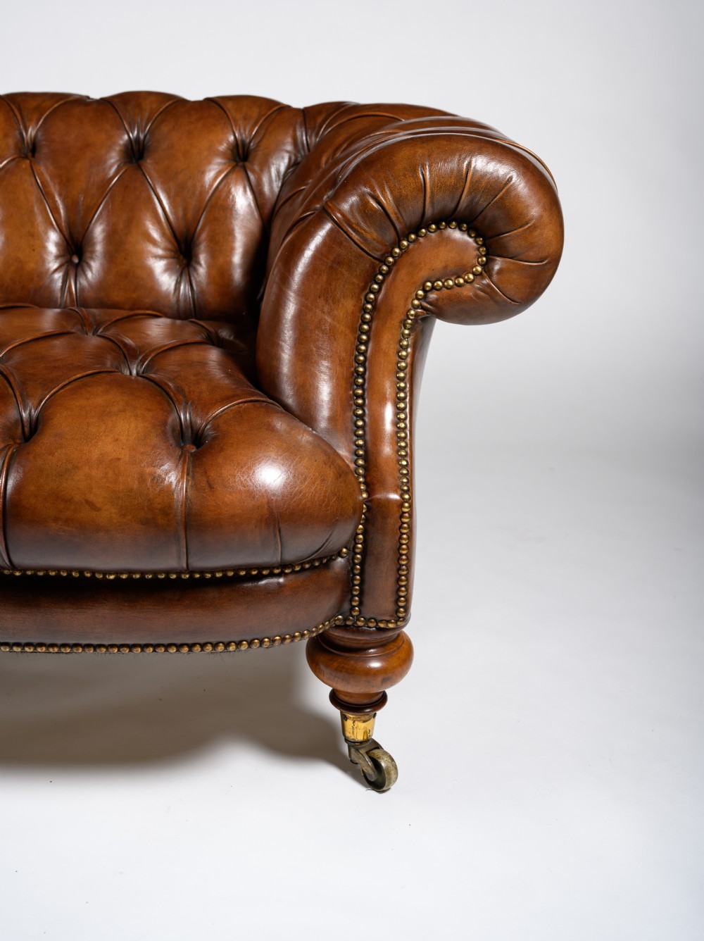 Fine 19th Century Johnstone & Jeanes Walnut Leather Upholstered Chesterfield  View X