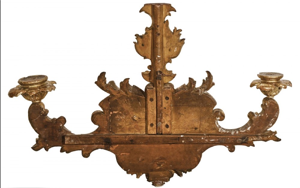 A pair of 18th-century Venetian carved giltwood wall sconces decorated with Rococo scrollwork, central urn finials, and candle nozzles. View VIII