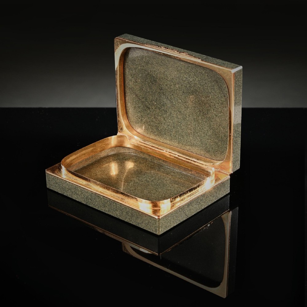 A rectangular green jasper snuff box featuring a detailed micromosaic plaque inset on the lid framed by a chase-carved gold border depicting four doves perched on a golden bowl against a dark background. View V