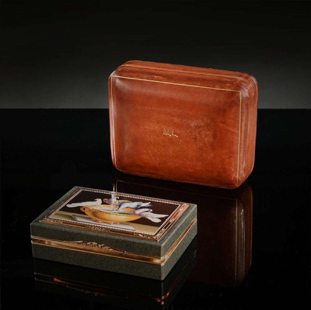 A rectangular green jasper snuff box featuring a detailed micromosaic plaque inset on the lid framed by a chase-carved gold border depicting four doves perched on a golden bowl against a dark background. View VI