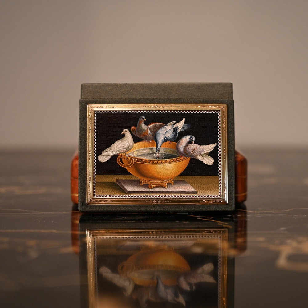 A rectangular green jasper snuff box featuring a detailed micromosaic plaque inset on the lid framed by a chase-carved gold border depicting four doves perched on a golden bowl against a dark background. View VIII