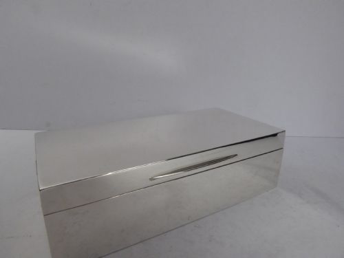 silver cigarete box - CATEGORY: ANTIQUE SILVER - DATED 1920