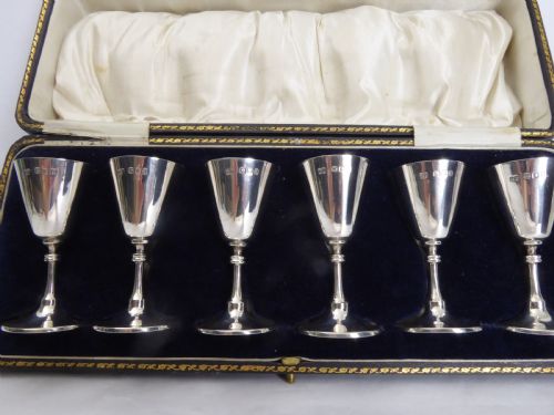 solid silver liqueur set - CATEGORY: ANTIQUE SILVER - DATED 1910