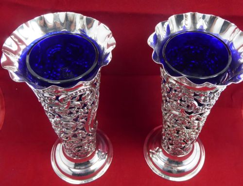 SOLID SILVER PAIR OF VICTORIAN VASES LONDON 1893 - ADDITIONAL PHOTO 2