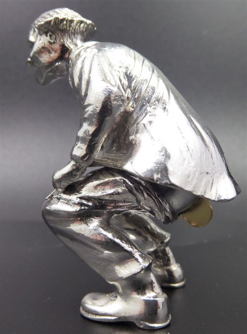 EXTREMLY RARE IF NOT UNIQUE SOLID SILVER MAN SQUATTING WITH GOLD COIN 18K - ADDITIONAL PHOTO 4