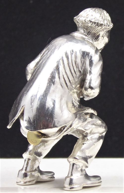 EXTREMLY RARE IF NOT UNIQUE SOLID SILVER MAN SQUATTING WITH GOLD COIN 18K - ADDITIONAL PHOTO 9