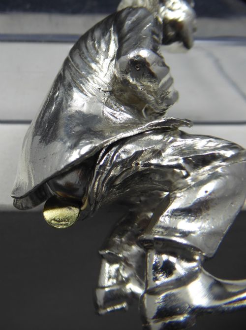 EXTREMLY RARE IF NOT UNIQUE SOLID SILVER MAN SQUATTING WITH GOLD COIN 18K - ADDITIONAL PHOTO 15