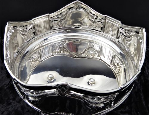 STUNNING AND RARE 4 COLUMN STANDING BOWL - ADDITIONAL PHOTO 3
