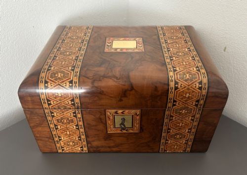 VICTORIAN TUNBRIDGE WARE INLAID WALNUT JEWELLERY BOX