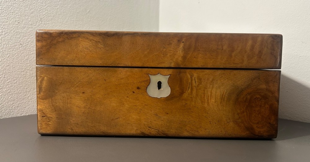 A Victorian figured walnut jewellery box with a mother-of-pearl shield cartouche on the lid and a matching escutcheon on the front. View III