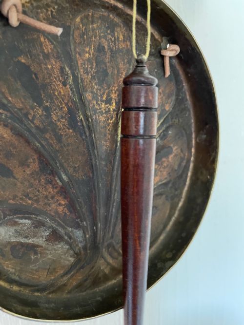 fig 3. WALL MOUNTED GONG HELD IN DOG’S MOUTH