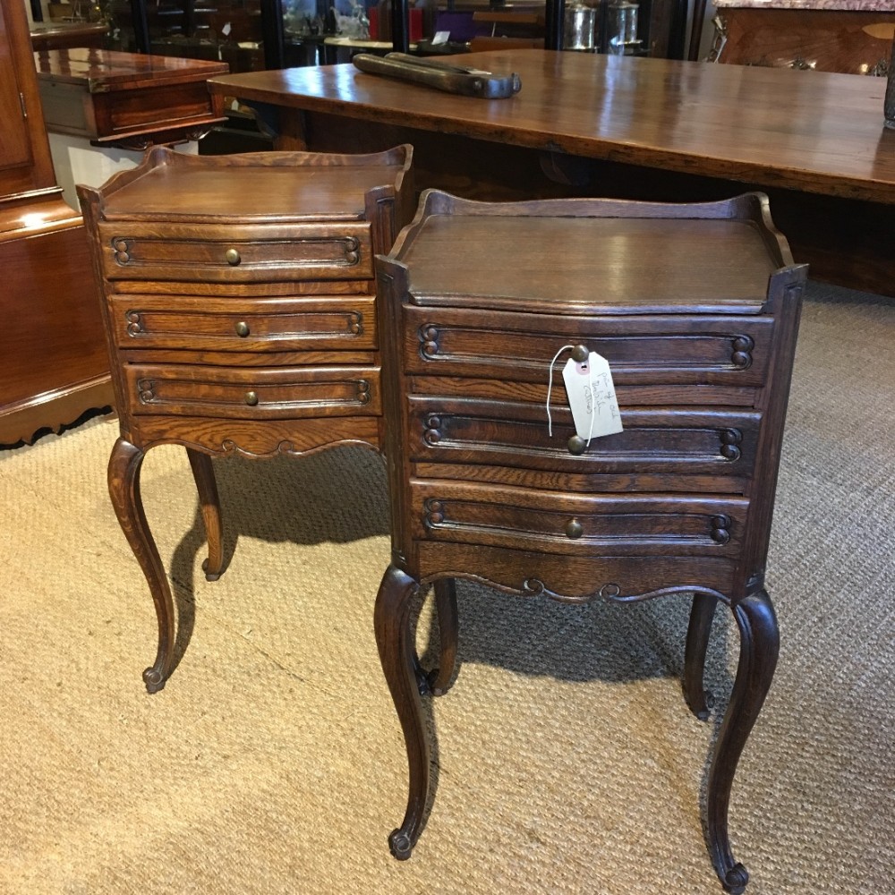 Pair of oak bedside cabinets 