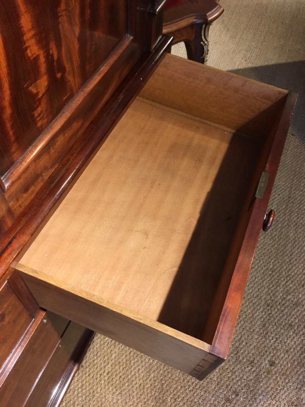 Mahogany linen press  View VII