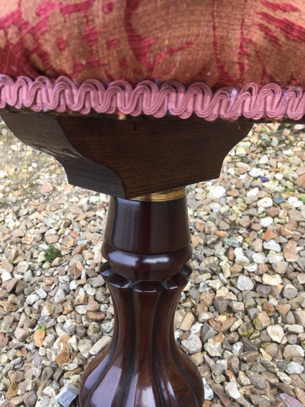 VICTORIAN STOOL View III