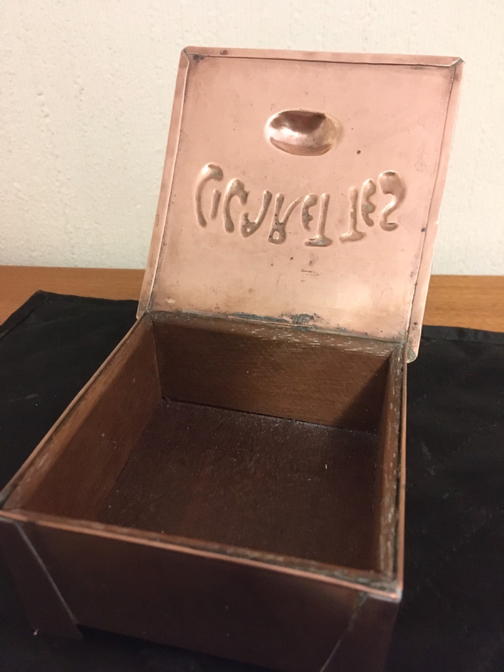 ARTS AND CRAFTS COPPER CIGARETTE BOX View VII