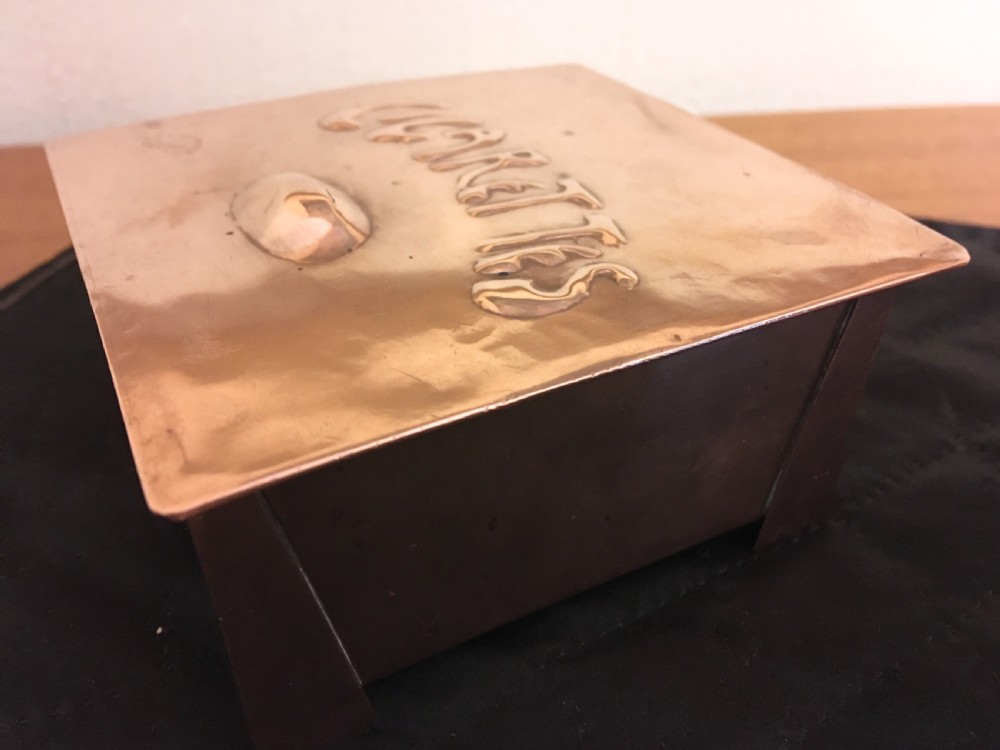 ARTS AND CRAFTS COPPER CIGARETTE BOX View VIII