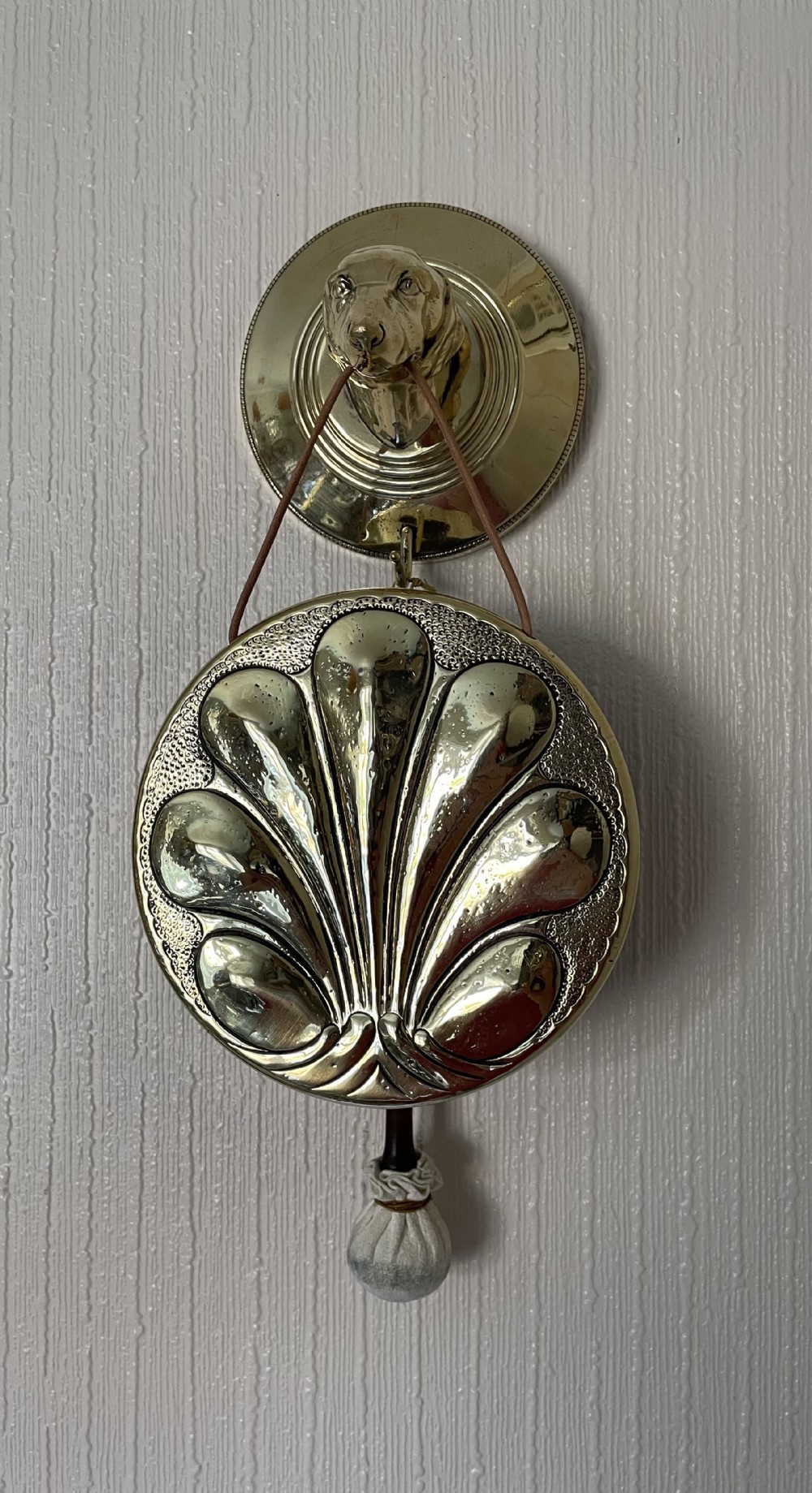 WALL MOUNTED GONG HELD IN DOG’S MOUTH
