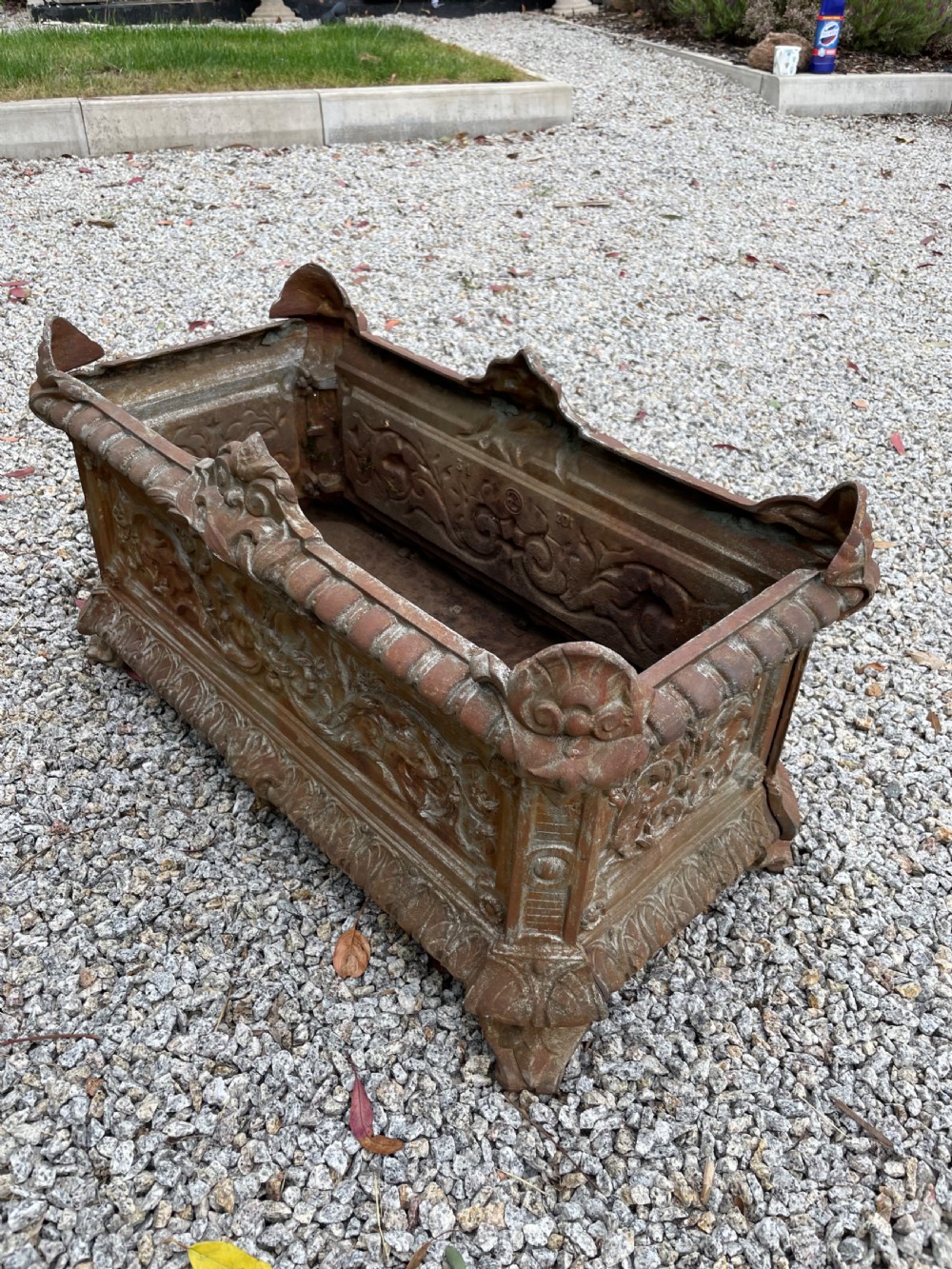 Large 19th century cast iron planter  View IV