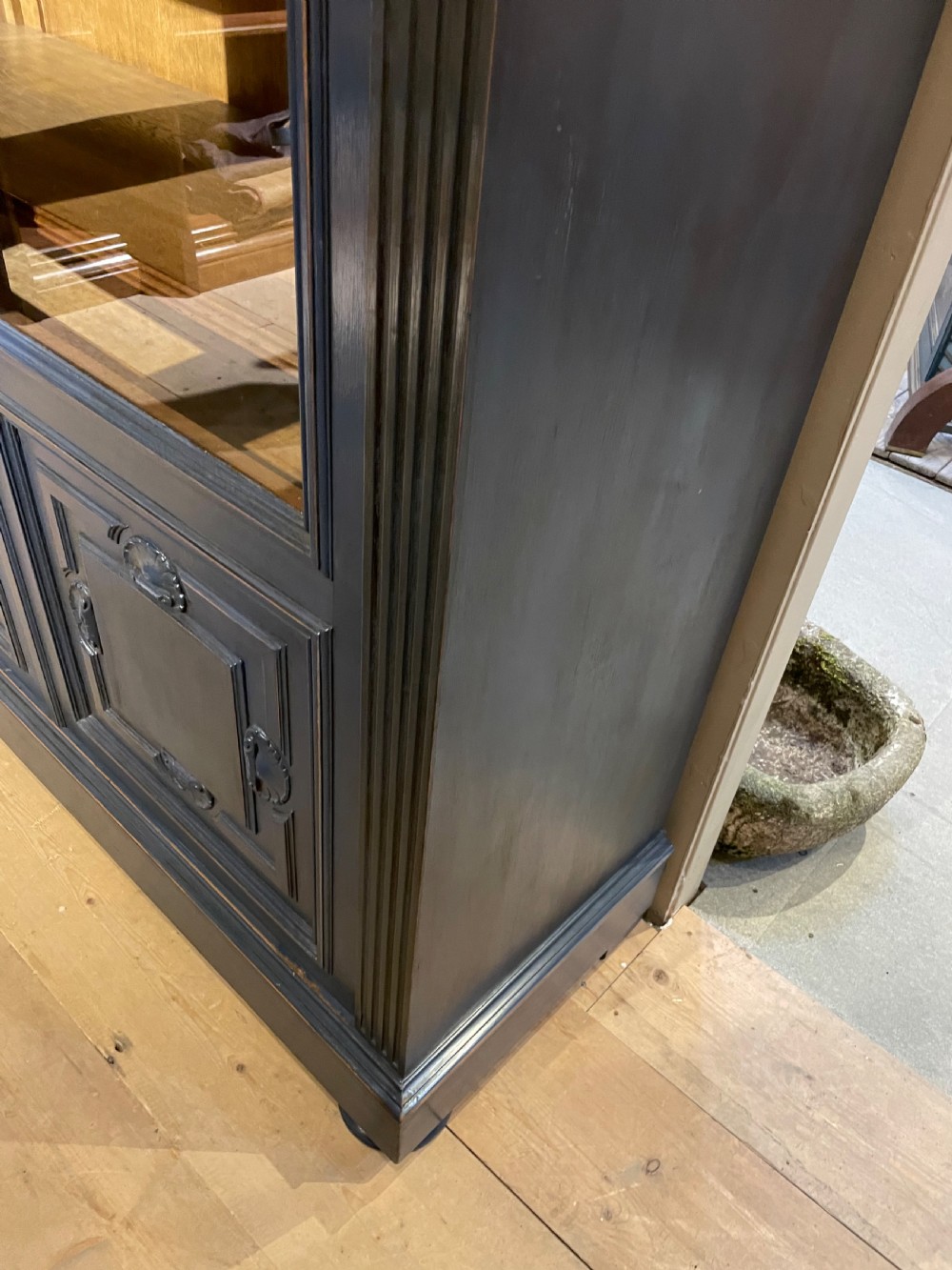 Large 2 door bookcase  View XII