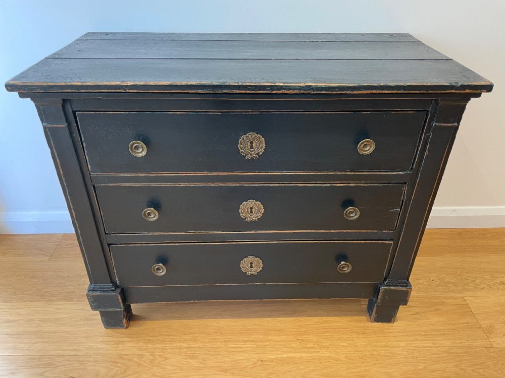 Painted 18th century commode / chest of drawers 