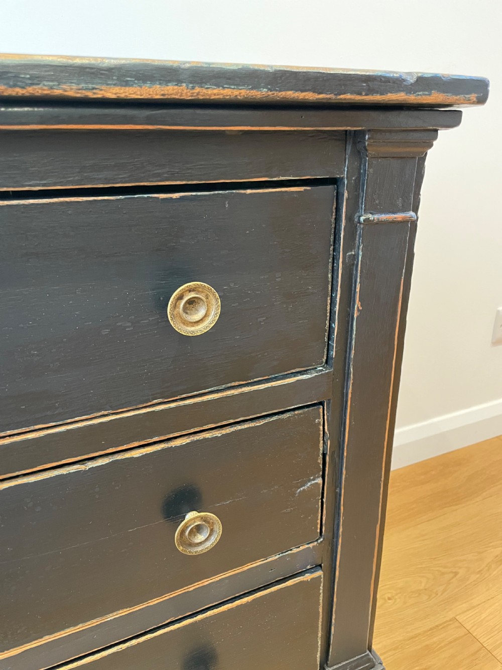 Painted 18th century commode / chest of drawers  View VIII