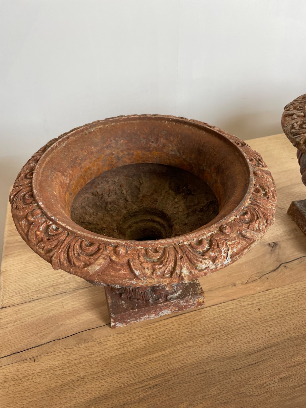 Set of 4 cast iron planters  View VI