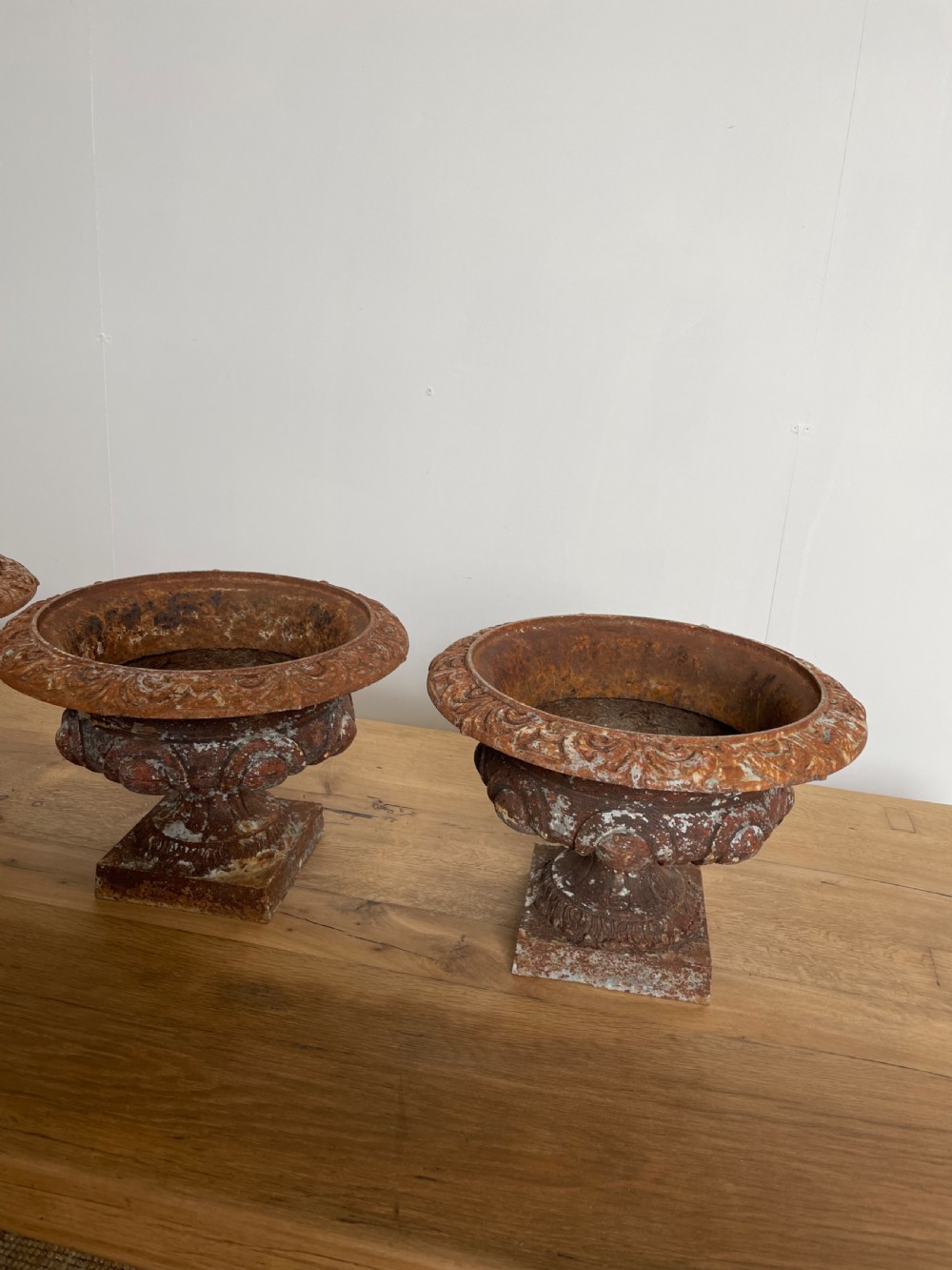 Set of 4 cast iron planters  View VIII