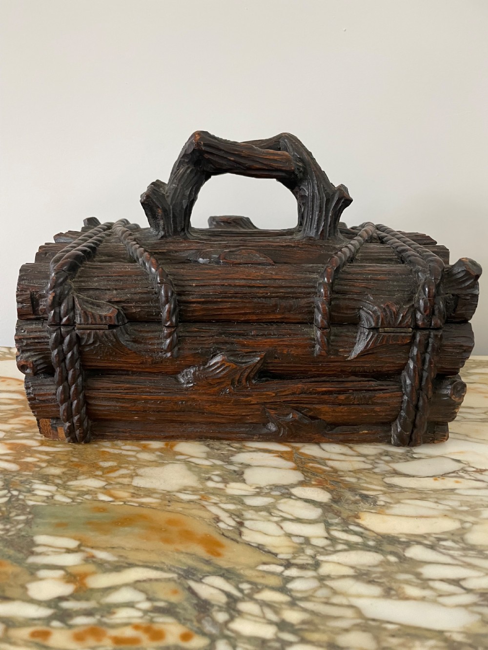 Black Forrest naturalistically carved cigar box  View VII