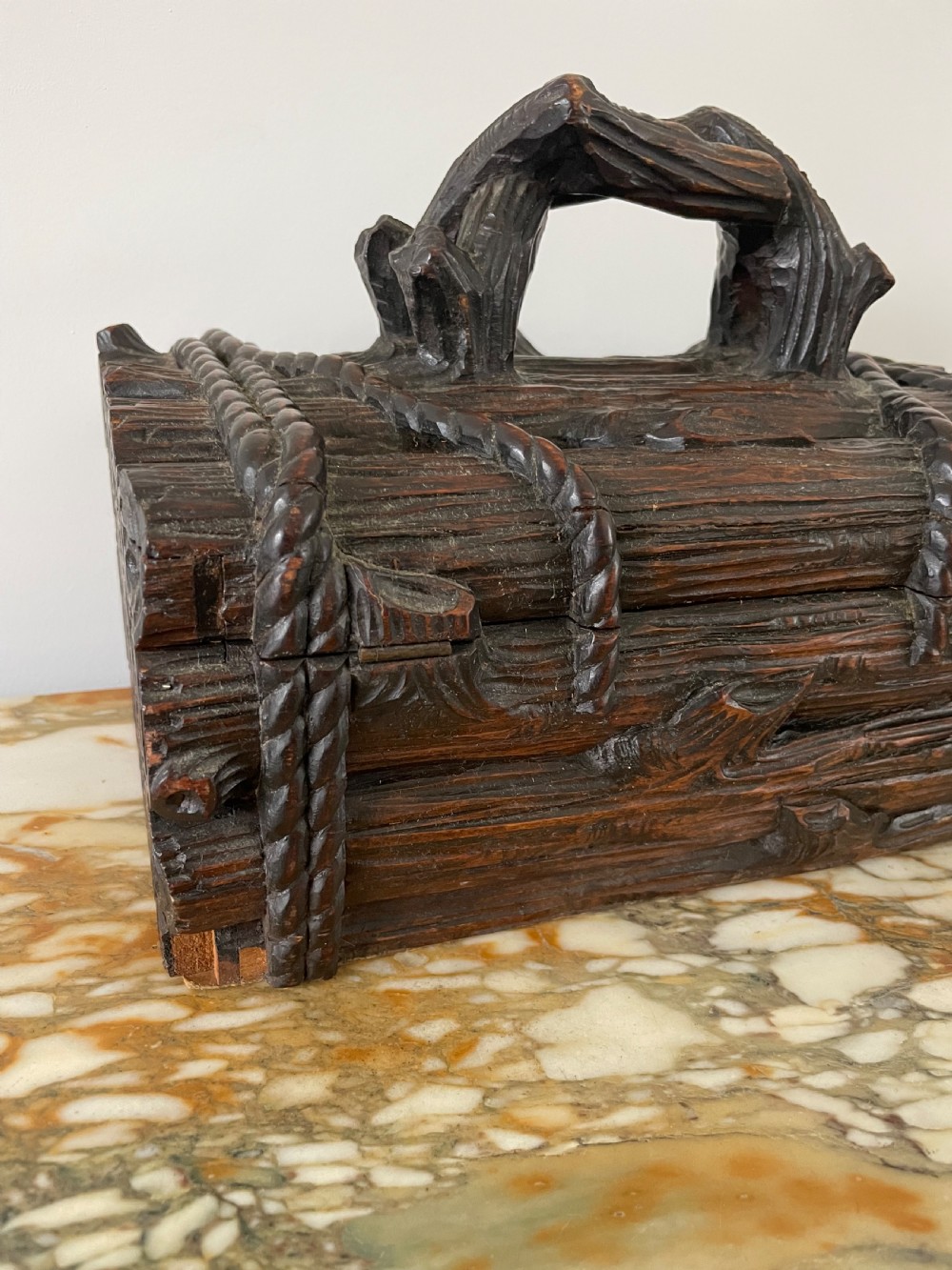 Black Forrest naturalistically carved cigar box  View VIII