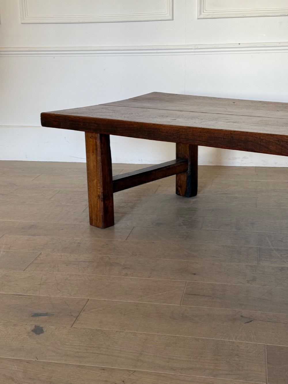 A large rectangular 19th-century elm coffee table with a two-plank top and sturdy wooden legs. View XIX