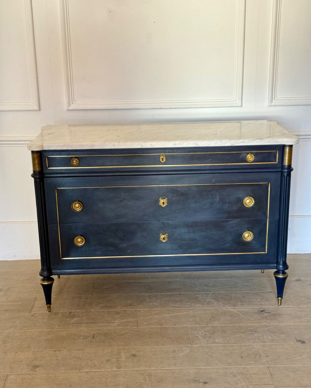Lovely quality early 20th century Louis XVI painted commode 
