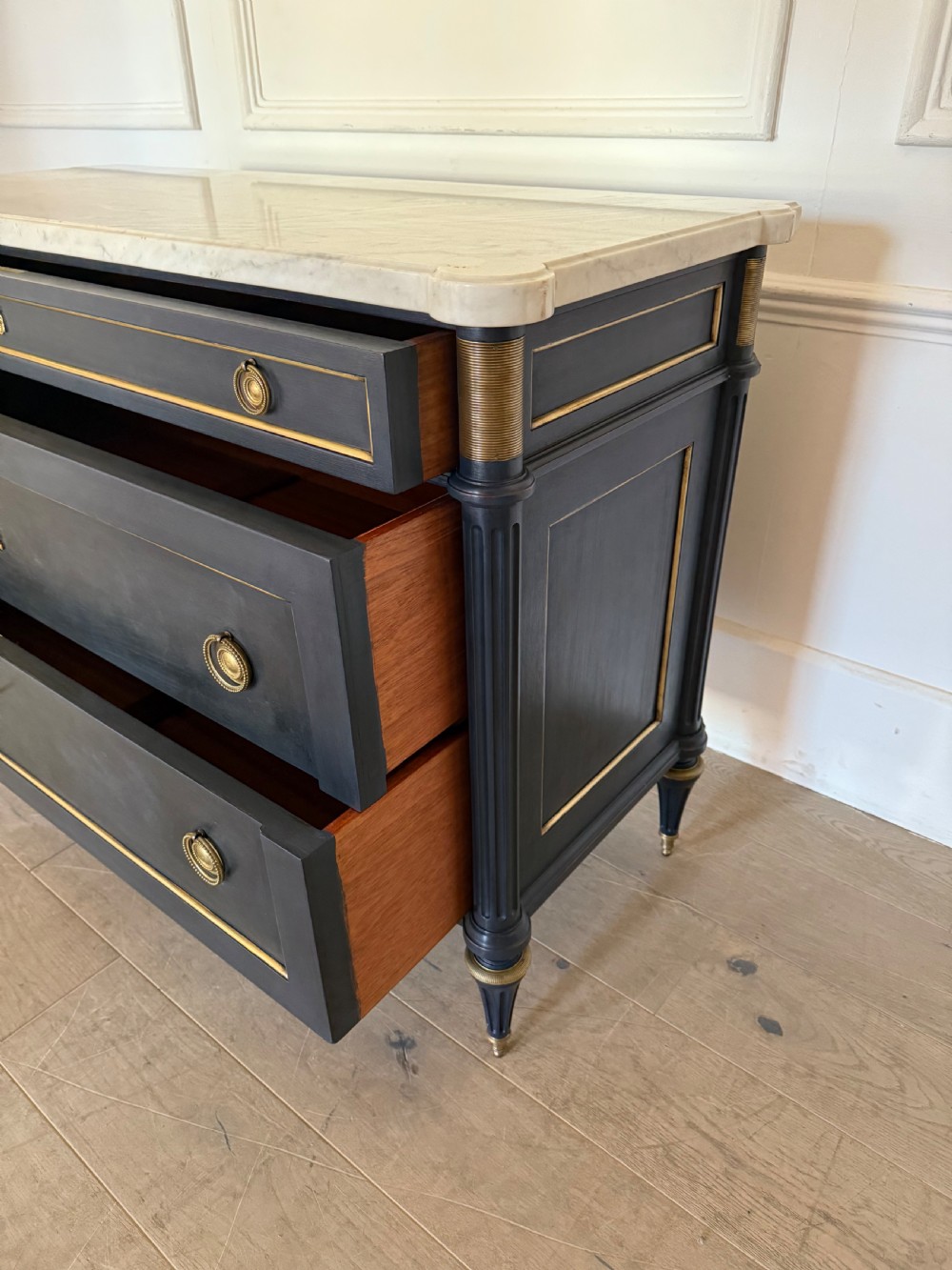 Lovely quality early 20th century Louis XVI painted commode  View VII