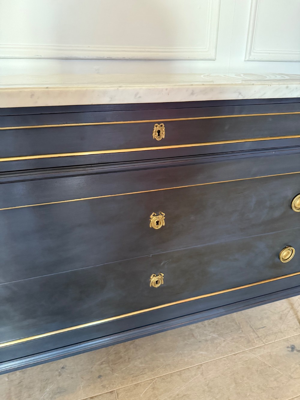 Lovely quality early 20th century Louis XVI painted commode  View IX