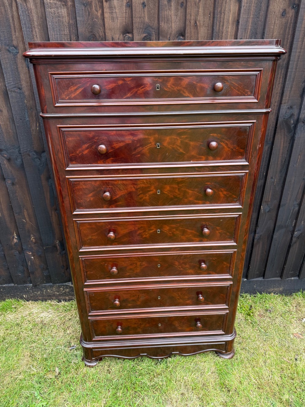 Tall narrow chest of drawers / semainier 