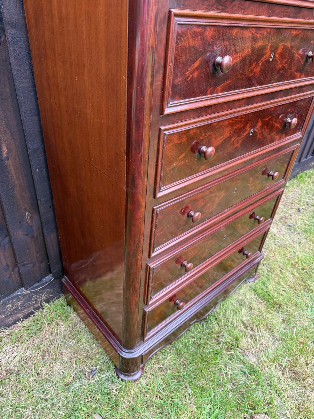 Tall narrow chest of drawers / semainier  View V
