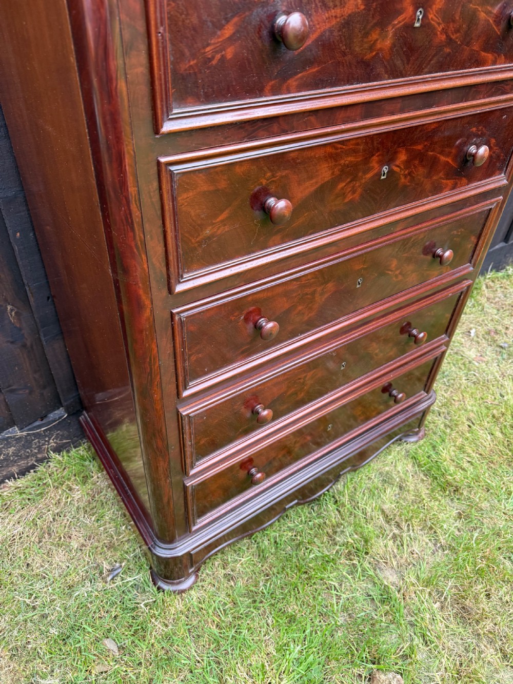 Tall narrow chest of drawers / semainier  View VI