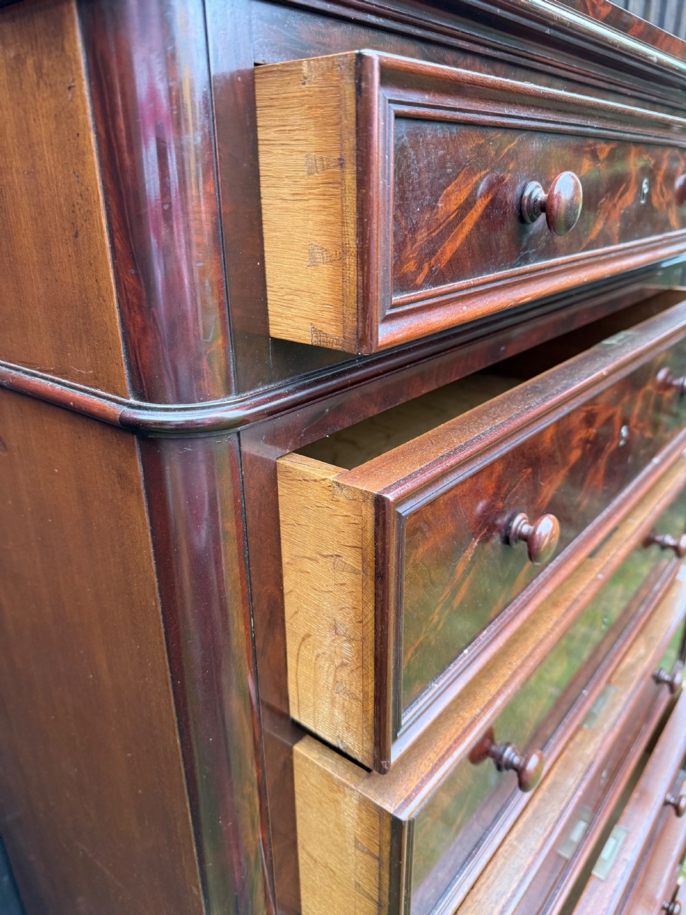 Tall narrow chest of drawers / semainier  View XII