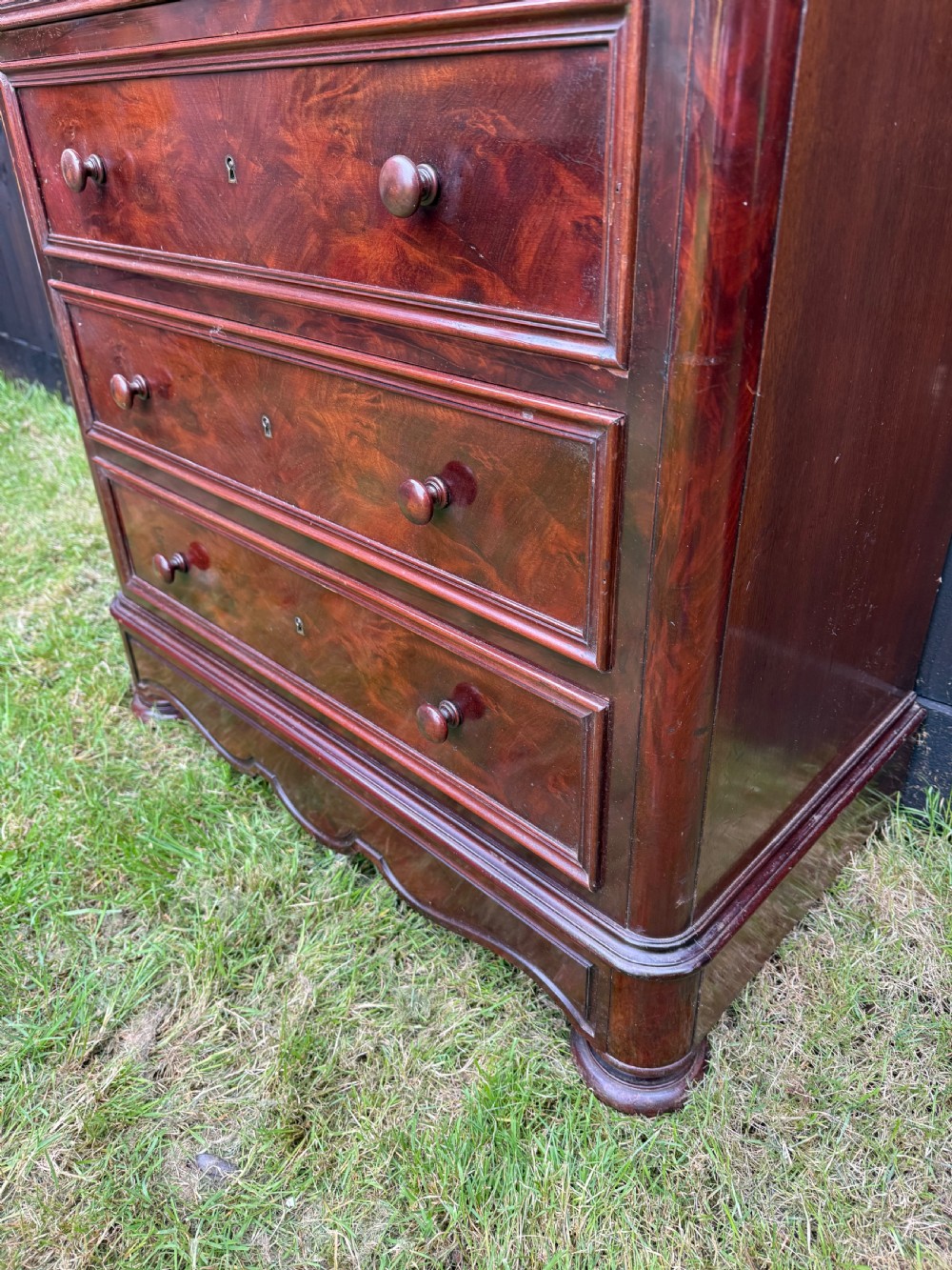 Tall narrow chest of drawers / semainier  View XIV