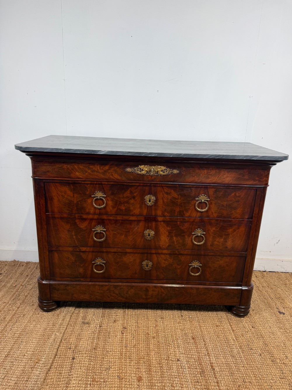 Early 19th century mahogany marble topped commode / chest of drawers 