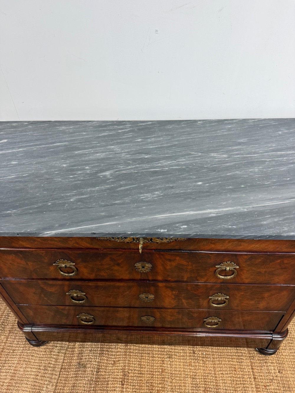 Early 19th century mahogany marble topped commode / chest of drawers  View X