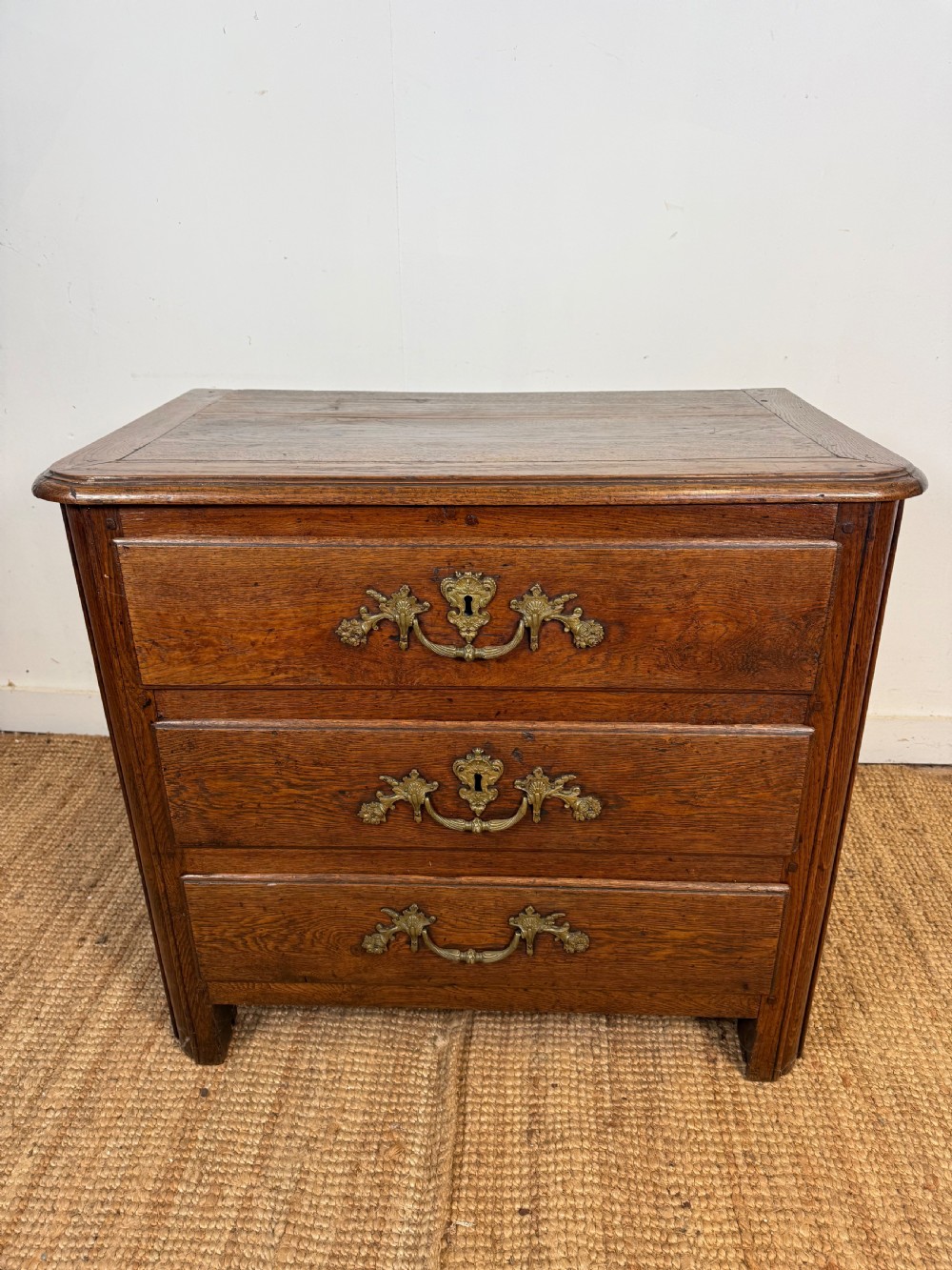 Small late 18th century oak 3 drawer commode / chest of drawers 