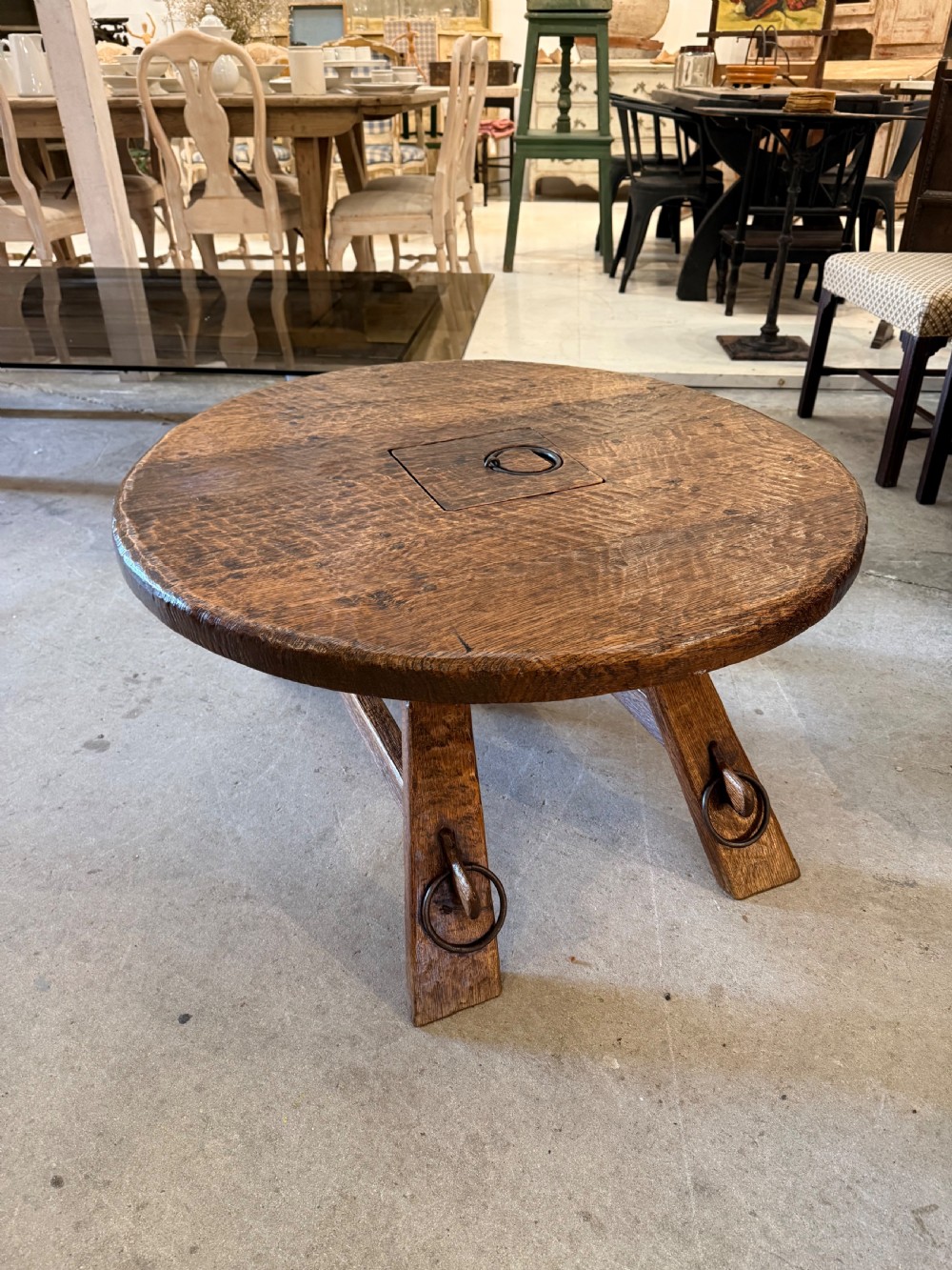Round oak coffee table 