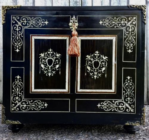 TABLE CABINET - ADDITIONAL PHOTO 1