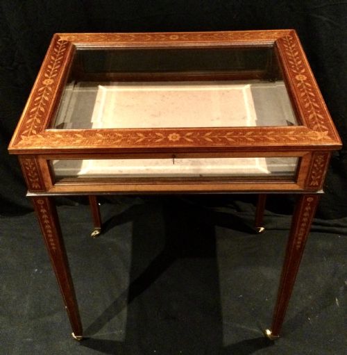 Vitrine Display Table